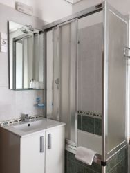 Double room with shower and washbasin